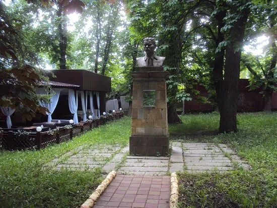 Памятник Максиму Горькому в Ставрополе: где найти в Центральном парке