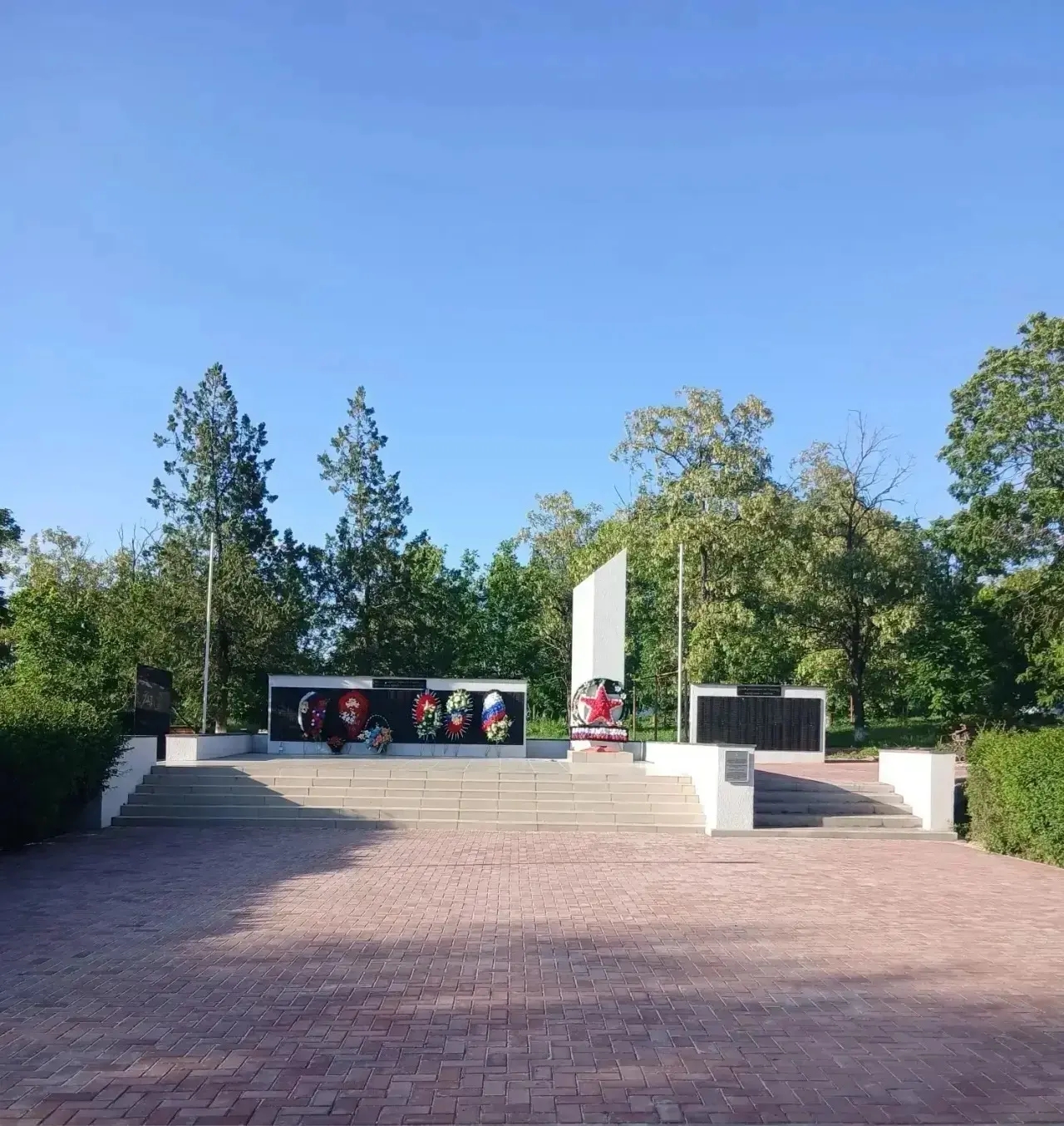 Благоустройство мемориала в селе Благодатном (Петровский округ)
