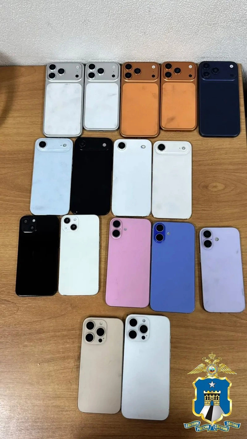 Пьяные молодые люди вынесли из магазина в Ставрополе смартфоны и муляжи