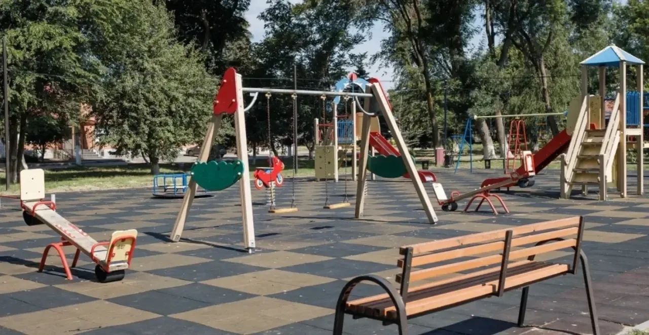 Спицевка: в детском зоне появились качели и мягкое покрытие