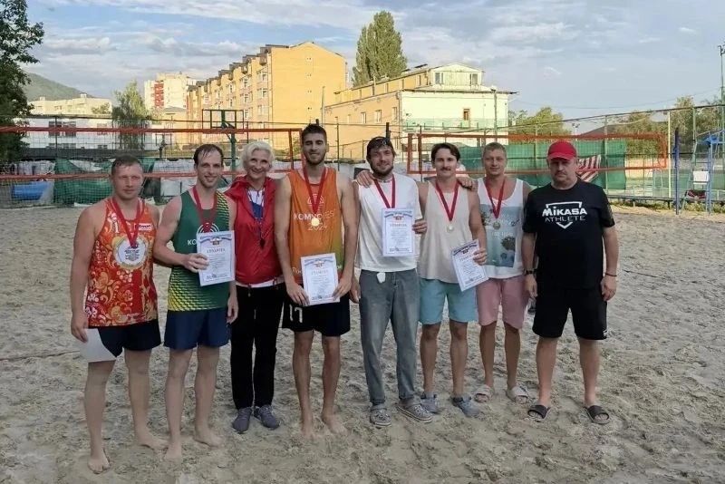 Фестиваль пляжного волейбола в Пятигорске: 27 команд сыграли в честь Дня семьи