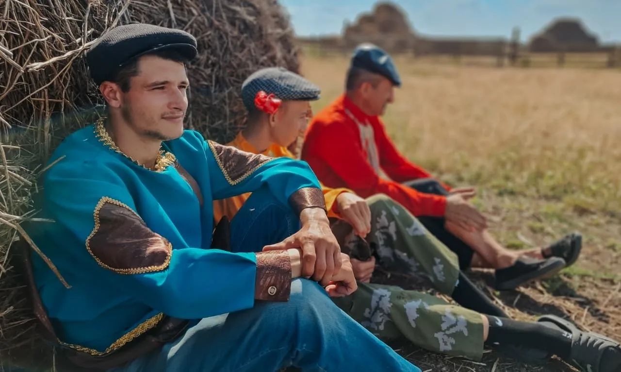 Фотопроект «Эх, рубашка хороша!» в Рагулинском сельском Доме культуры стал ярким посвящением Дню косоворотки