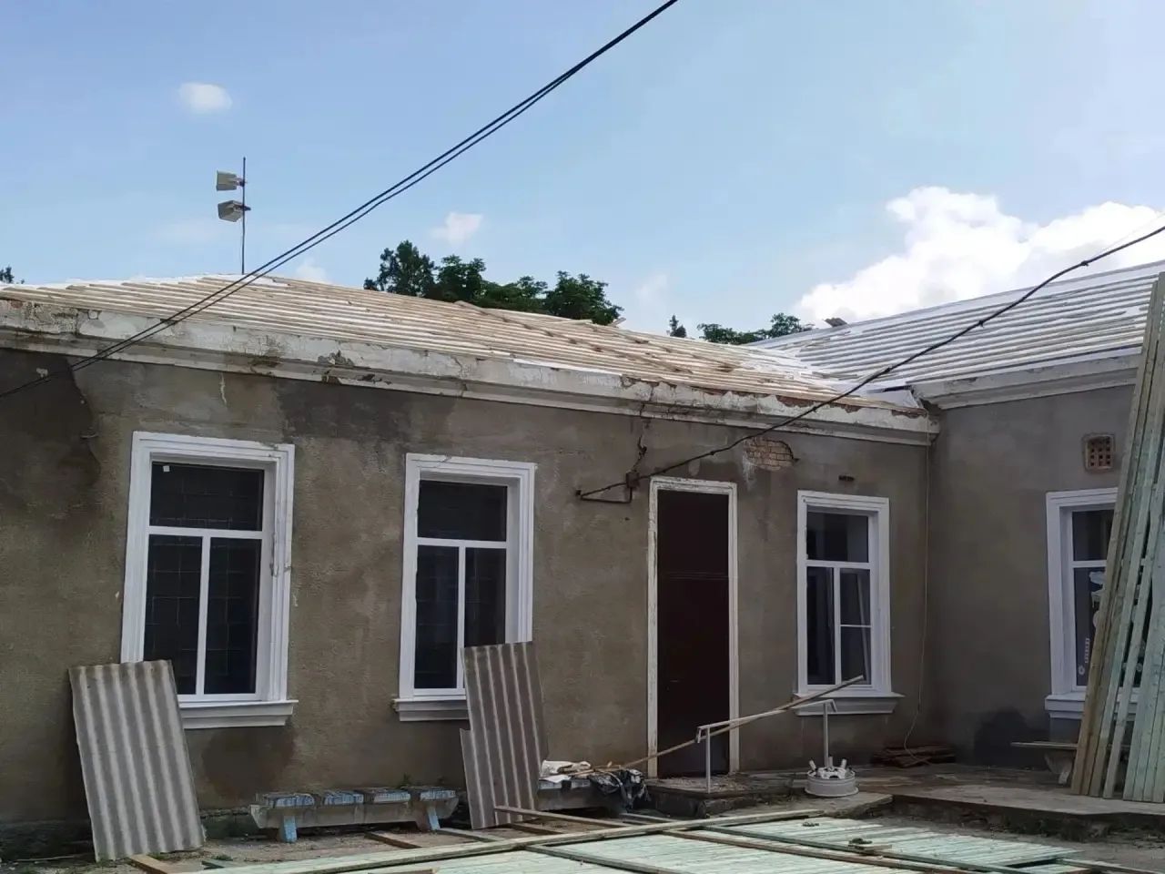 В станице Воровсколесской Андроповского округа проводится замена кровли в Доме культуры.
