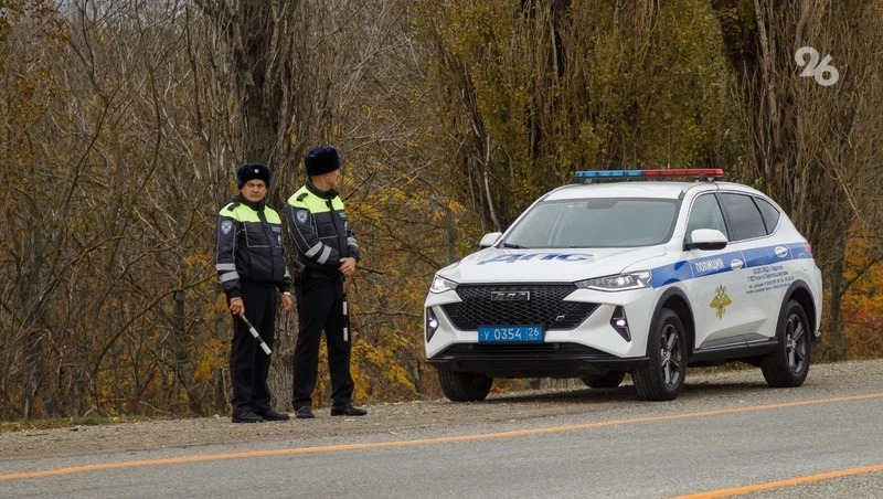 Полицейские на Ставрополье помогли женщине заменить лопнувшее колесо
