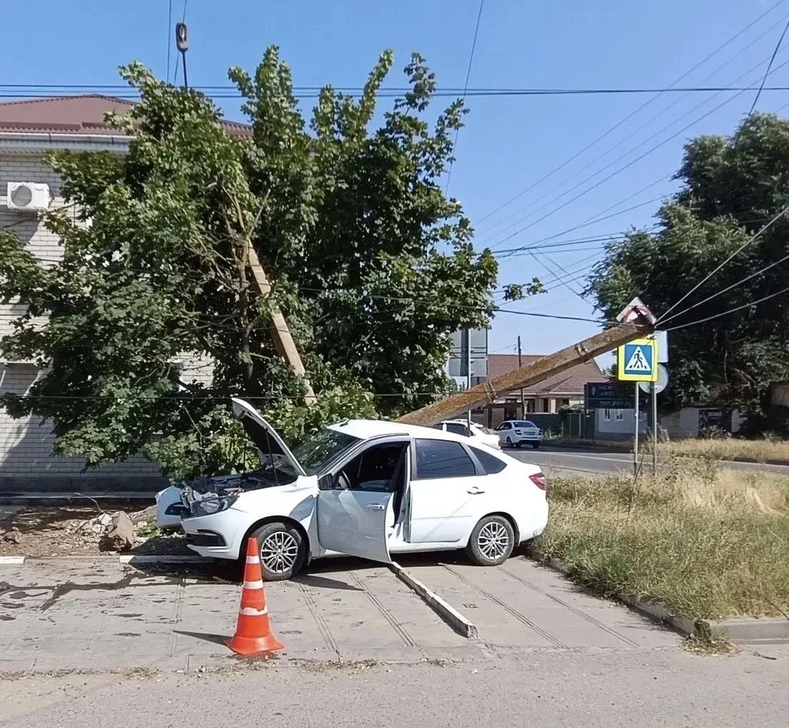 В Буденновске 18-летний водитель наехал на опору ЛЭП: пострадал 13-летний