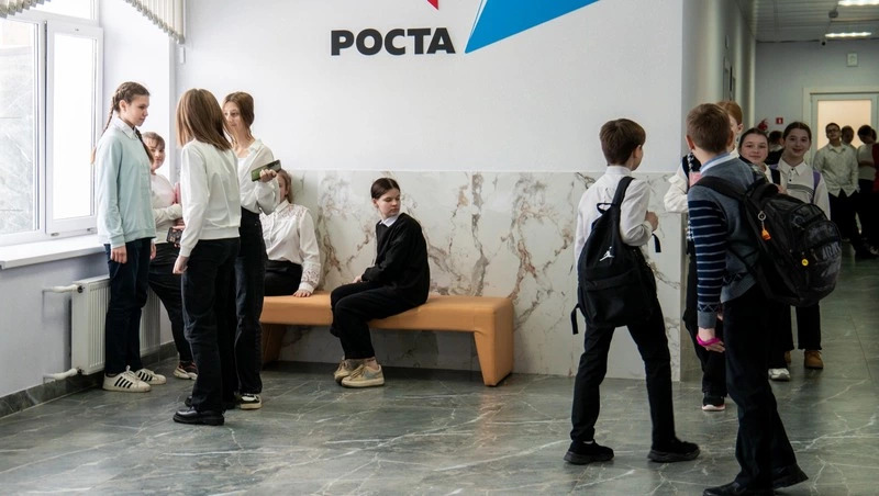 Укреплять пуговицы и не бояться синтетики в школьной форме призвал Павел Шапкин