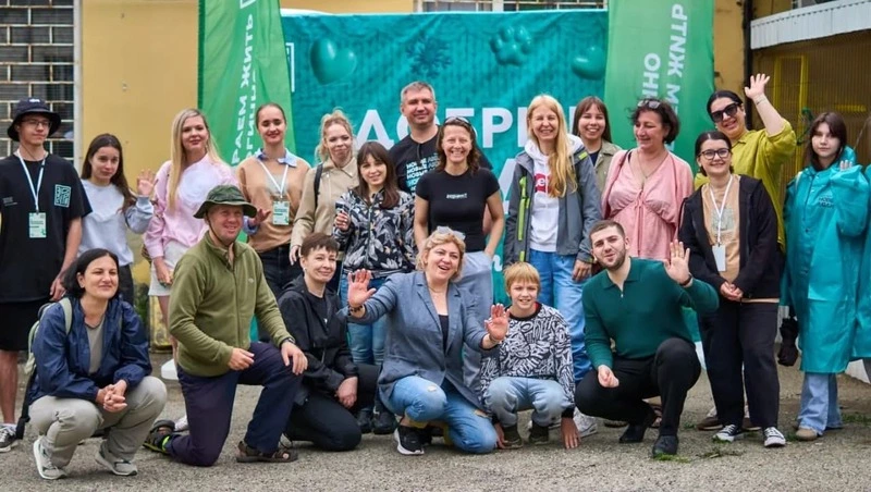 Волонтёры Ставрополя обновили вольер в центре «Ковчег»