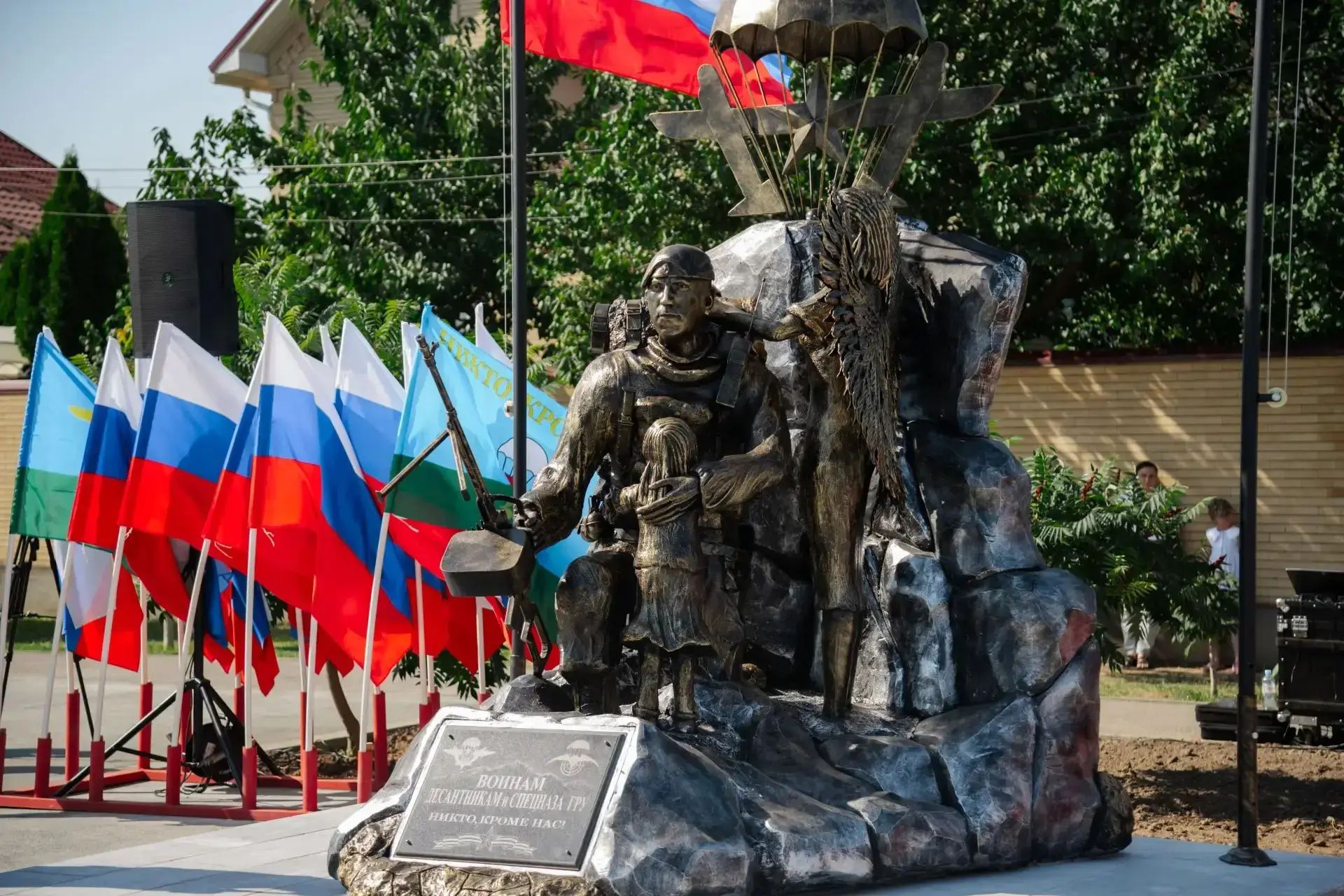 В Буденновске открыли памятник воинам-десантникам и ГРУ