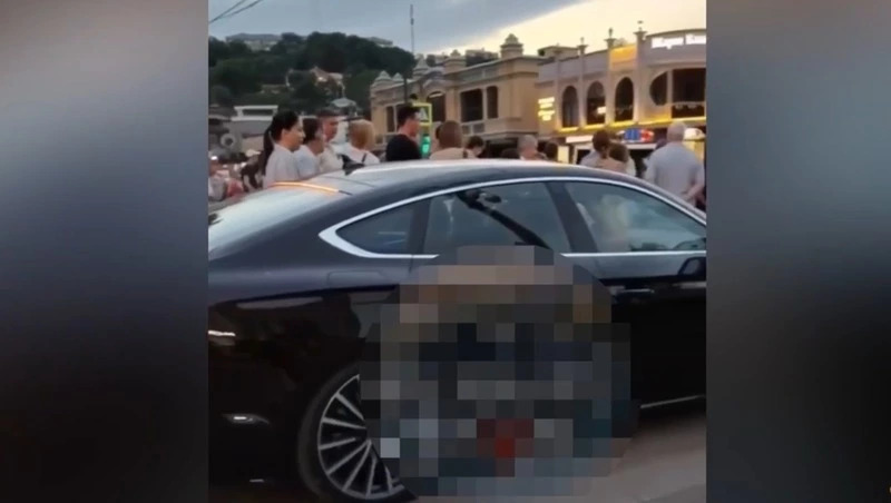 В Кисловодске водителя оштрафовали за езду по бульвару на авто без регистрации