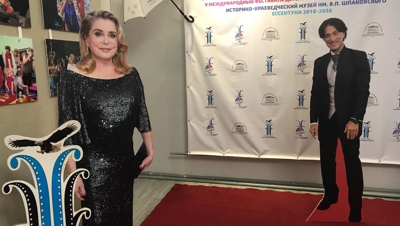 Катрин Денёв встречает гостей и жителей Ессентуков на красной дорожке музея