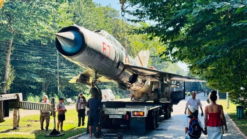 Самолёт МиГ-21 переехал на новое место в ставропольском парке Победы