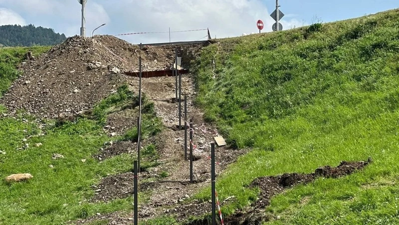 В Кисловодске строят безопасную лестницу к спортцентру Романенко