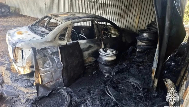 В ночном пожаре в Пятигорске сгорела шиномонтажная мастерская и автомобиль