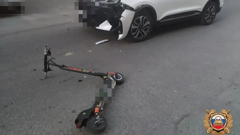 Во дворе Ставрополя автомобиль сбил девятилетнего мальчика на электросамокате