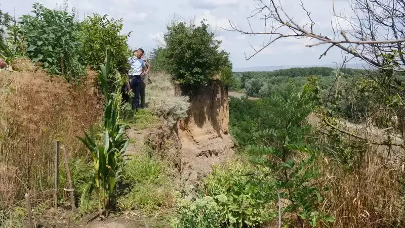 Домам в селе на Ставрополье грозит обрушение из-за размыва берегов Кубани