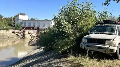 38-летний водитель погиб, зарулив ночью на иномарке в водоём в Невинномысске
