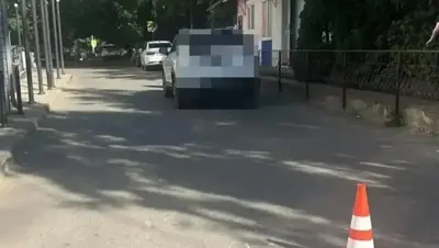 Подростка, переезжавшего дорогу на самокате, сбила иномарка в Ставрополе