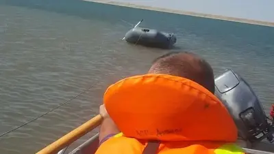 На Ставрополье спасатели выручили рыбаков, унесённых от берега ветром на лодке