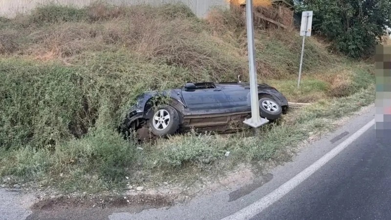 В Будённовске в опрокинувшейся машине пострадали женщина и ребёнок