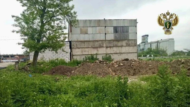 Гору строительного мусора должны убрать в Благодарном по решению суда
