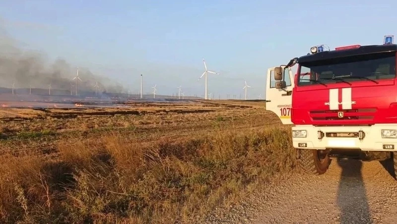 Пожарные потушили 2 га горящей травы в полях Кочубеевского округа