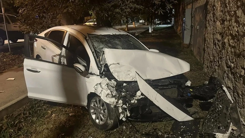 В Пятигорске автомобиль врезался в бетонную стену, три человека пострадали