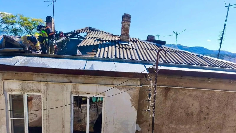 Пожар потушили на крыше жилого дома в Кисловодске