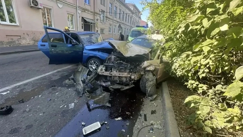 Молодого автомобилиста доставили в реанимацию после ДТП в Ставрополе