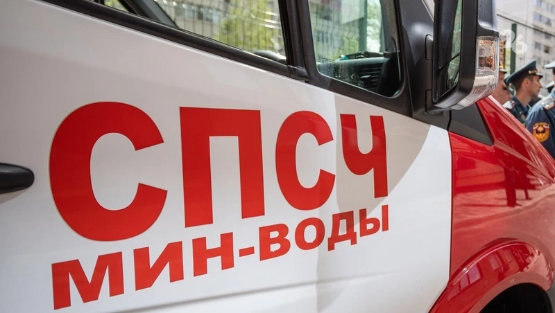 Горящий автомобиль потушили на улице Московской в Минеральных Водах