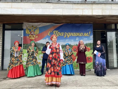 Праздничная атмосфера на выборах в Новоселицком округе: музыка и танцы у участков