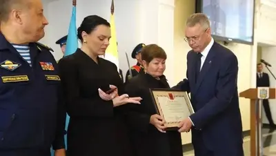 Глава Ставрополья вручил награду матери и супруге погибшего бойца СВО