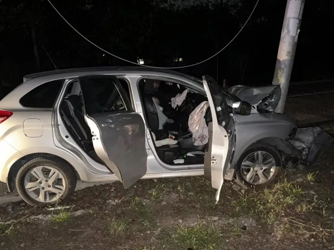 В Ессентуках ДТП: семья пострадала при наезде на опору