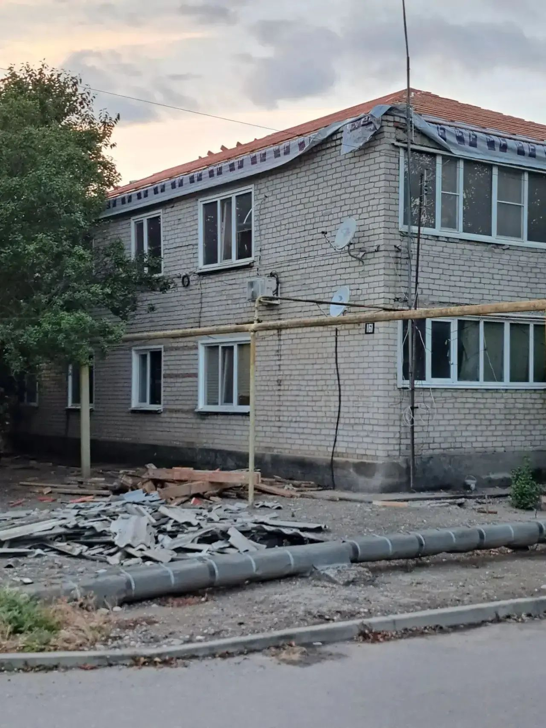 Крыша дома на улице Мельничной в Степном обновляется по капремонту