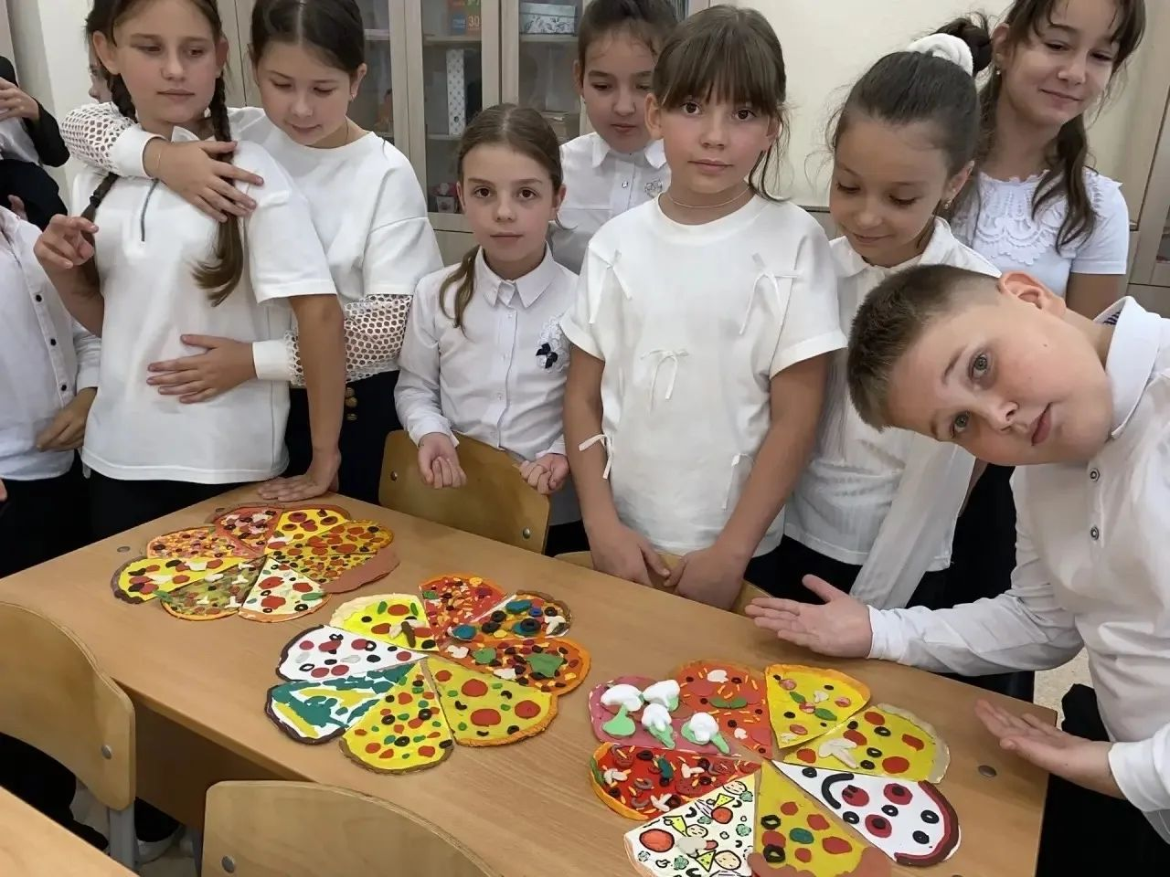 Урок труда в Михайловске: школьники 4«В» слепили три огромные пиццы