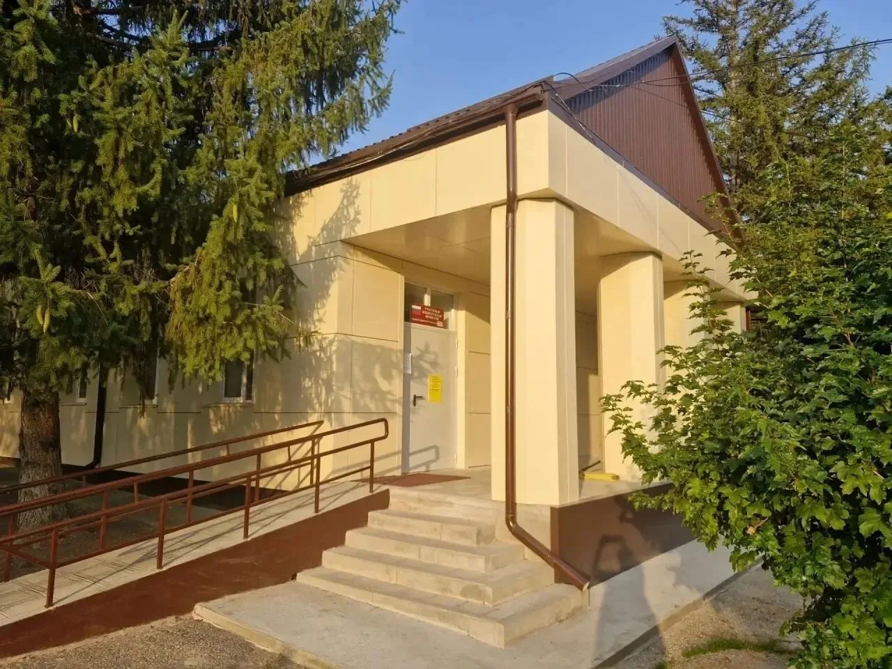 В Петровском округе обновили фасад Дома культуры в хуторе Солёное Озеро