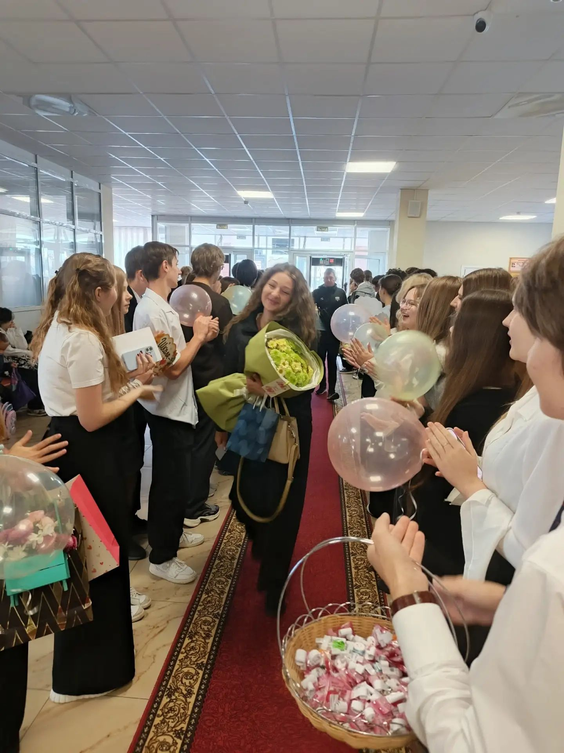 Красная дорожка в Михайловске: ученики встретили педагогов в День учителя