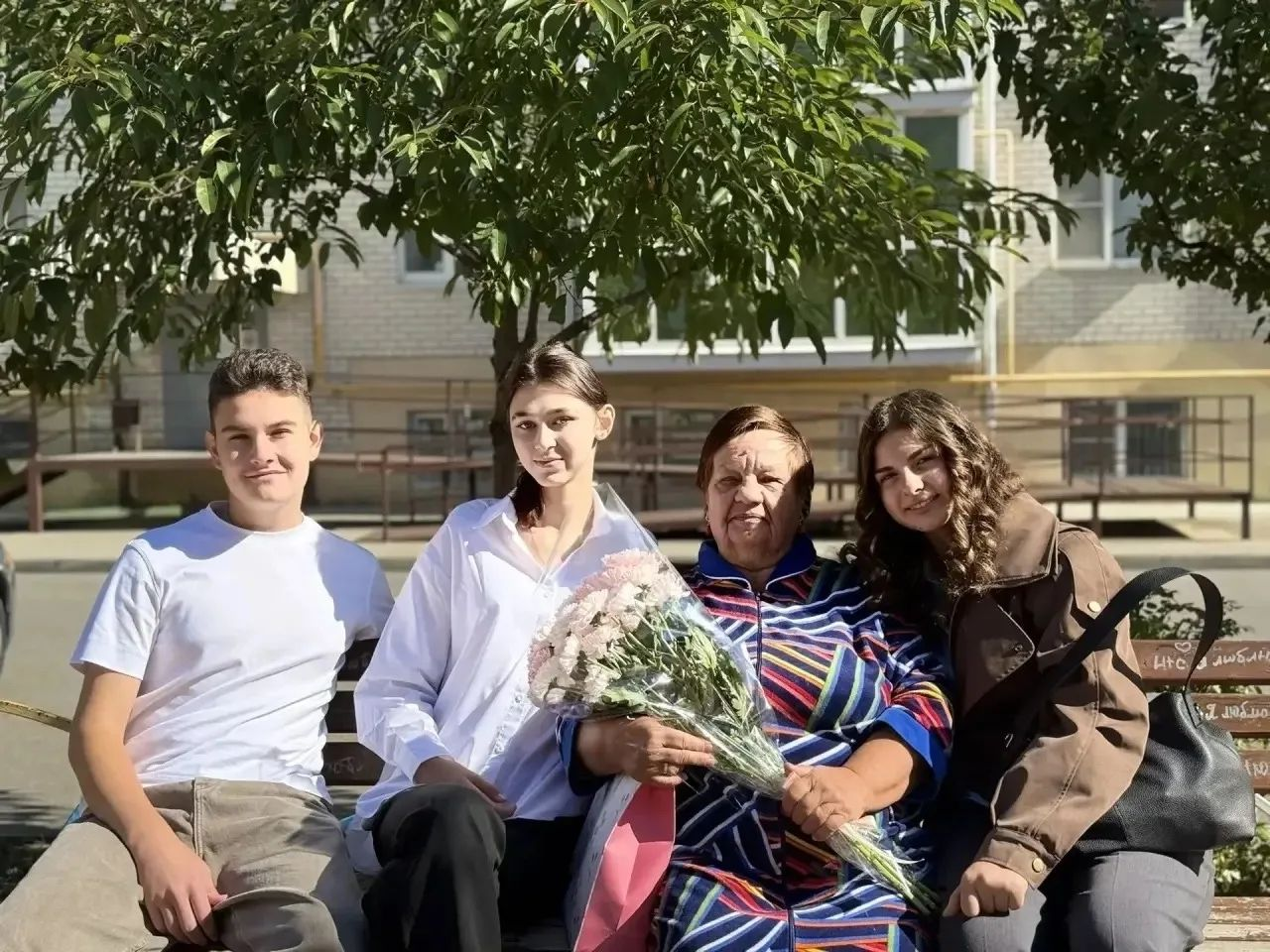 День учителя в Михайловске: активисты поздравили Наталью Подтуркину