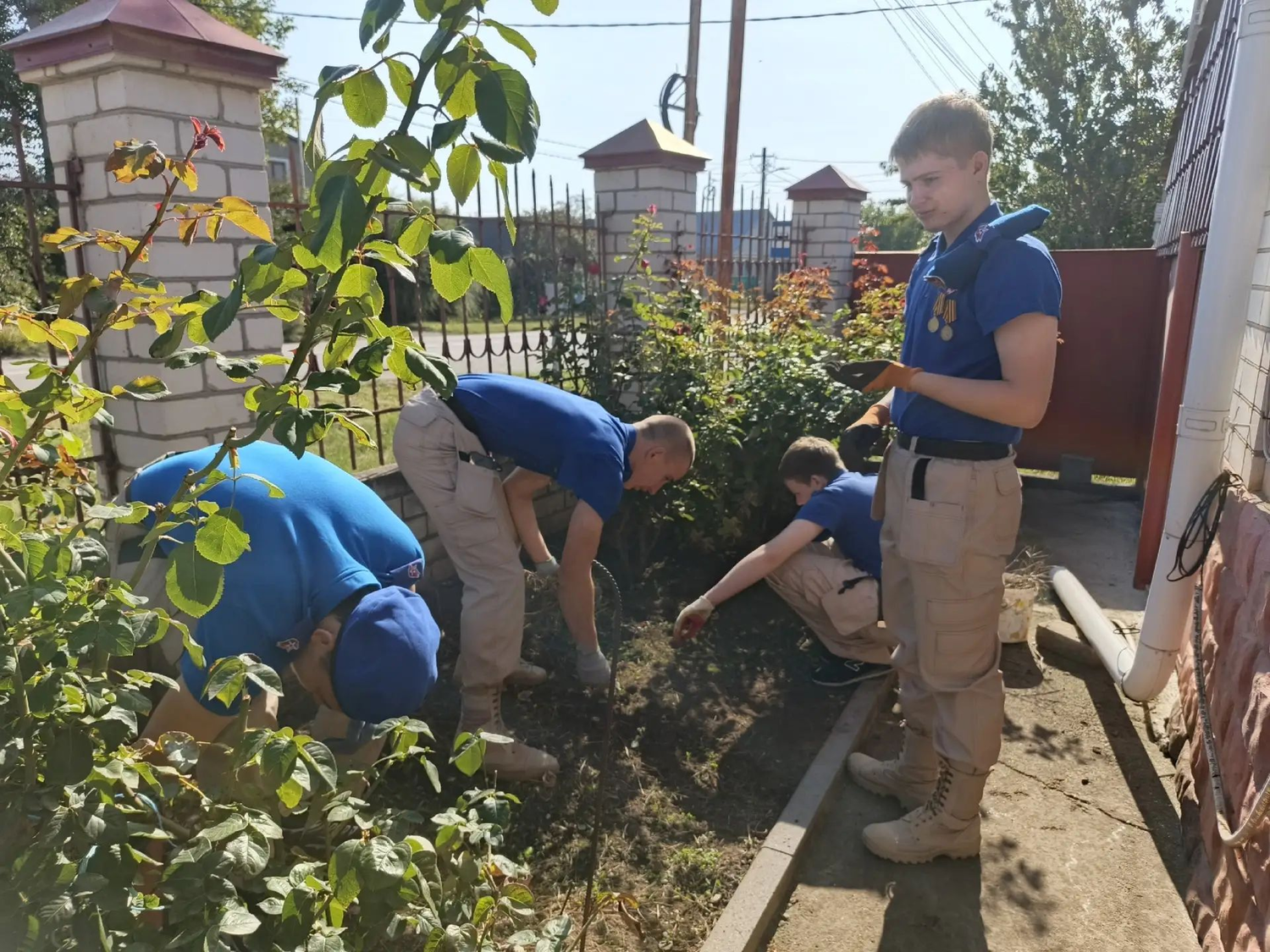 Тепло сердец и помощь делом: юнармейцы школы № 20 поздравили пенсионера в рамках акции «Компас Добра»
