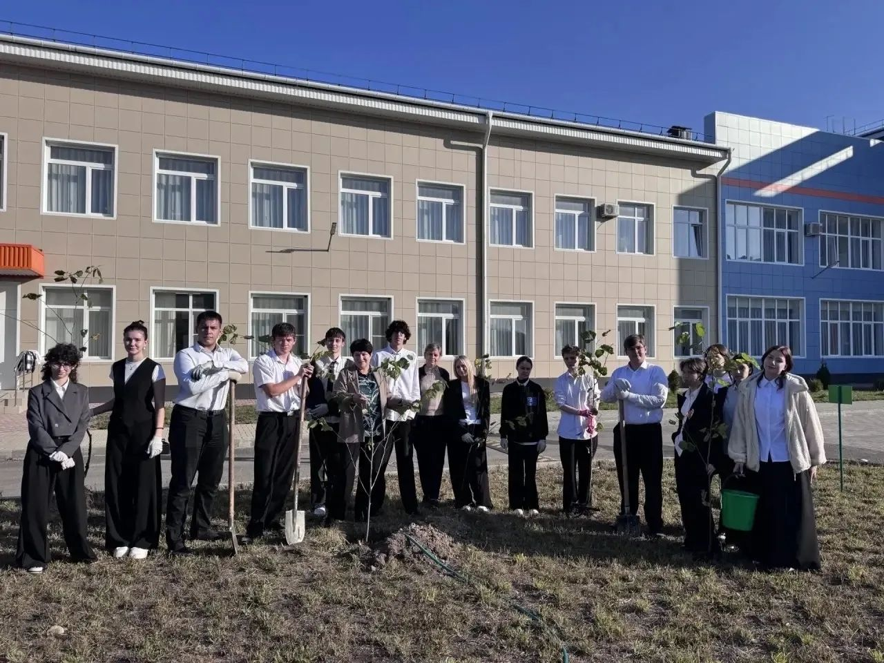 Символично: первый выпуск — первая аллея!