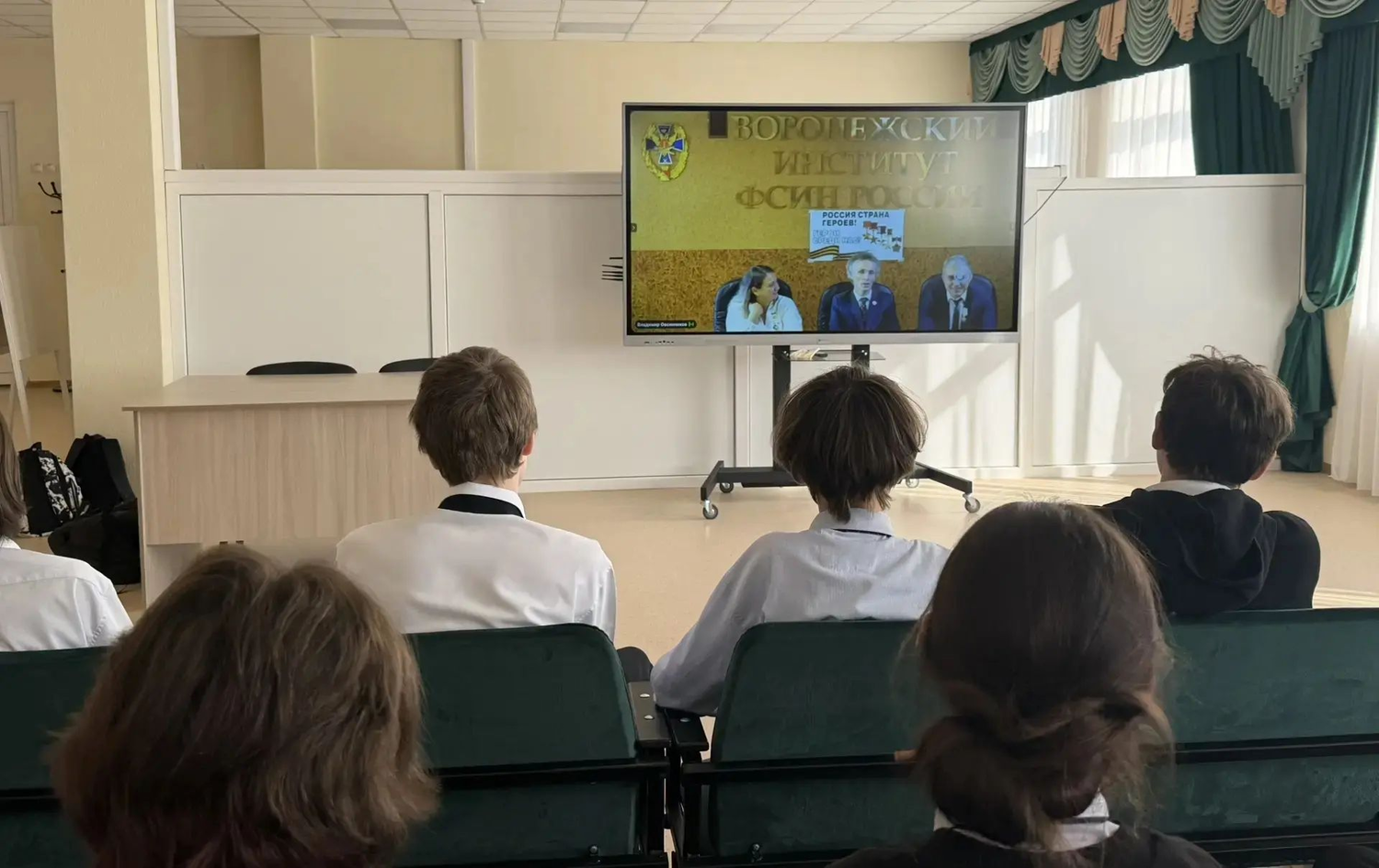 Ребята школы подключились к эфиру онлайн-встреч проекта «Россия — страна Героев! Герои среди нас!».