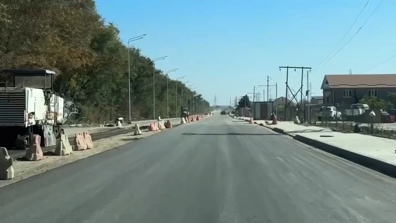 На Бештаугорском шоссе в Пятигорске кладут слои асфальта и обустраивают бордюры