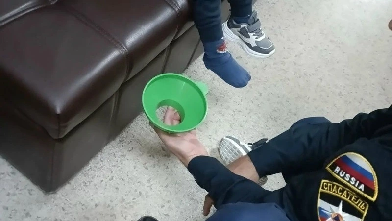Астраханские спасатели освободили ногу ребёнка, застрявшую в пластиковой воронке
