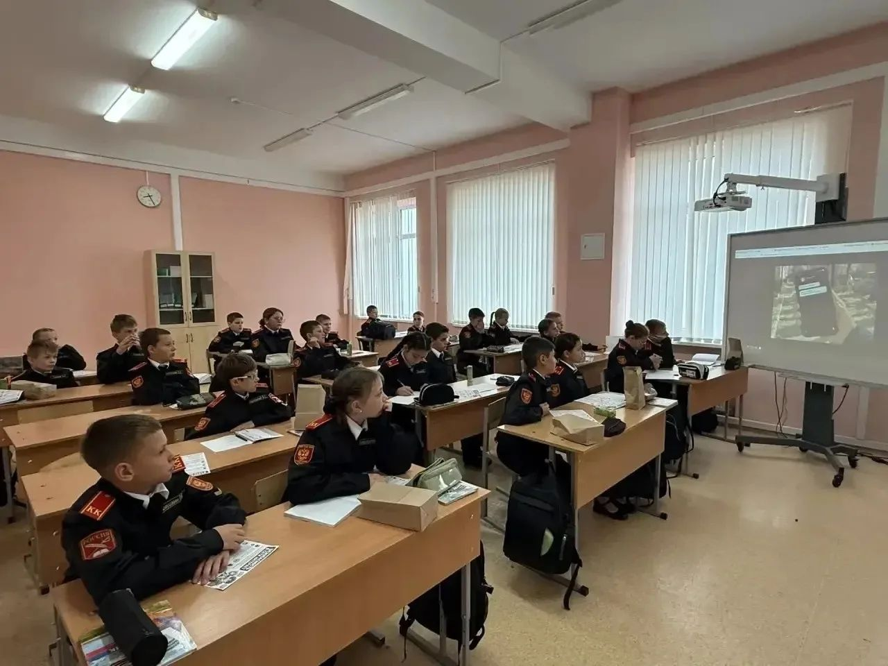 В 5 «К» прошел урок «Разговоры о важном», посвященный безопасности в сети Интернет.