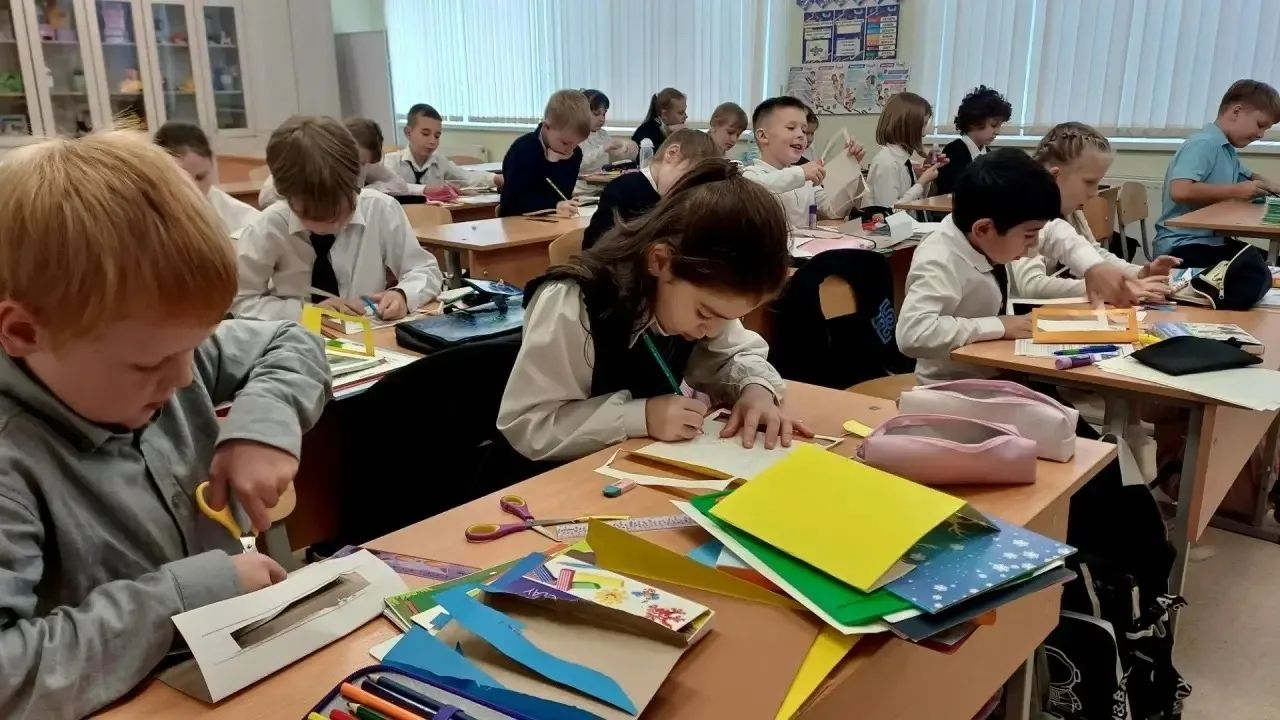 Михайловск: школьники 3 «Ж» сделали осенние «окошки» на уроке труда