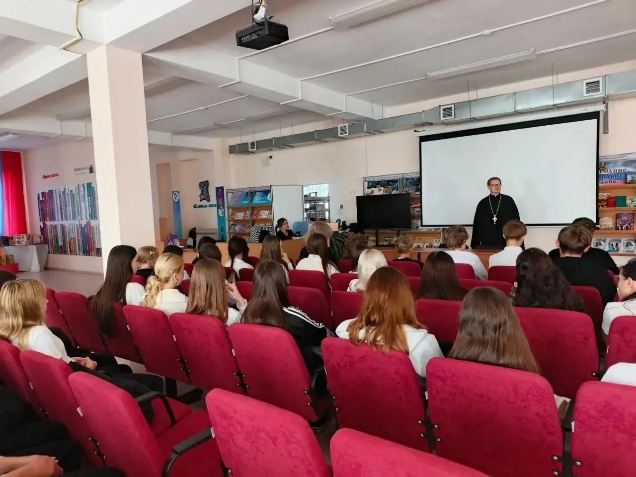 В Михайловске в школе №20 прошла встреча с отцом Василием