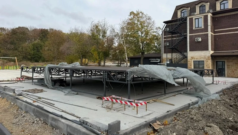В парке Говорухина в Железноводске установили профессиональную сцену