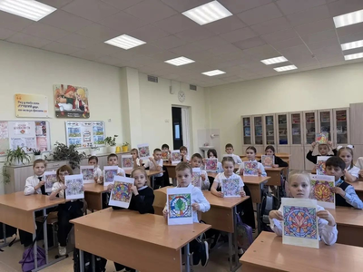 Михайловск: как 2 «А» в школе №25 заняло детей витражными раскрасками