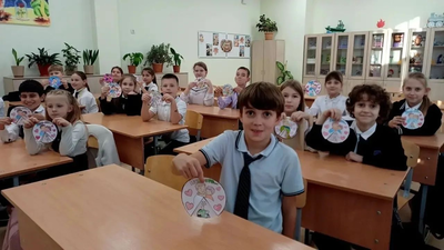 Михайловск: ученики 3 «Ж» сделали папам открытки-вертушки