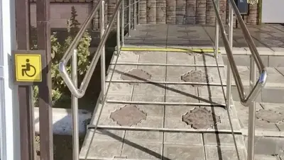 В Ипатове вход в сельхозпредприятие оборудовали для маломобильных граждан