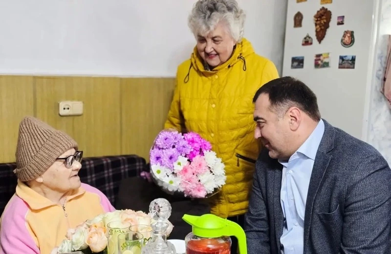 Столетняя ветеран труда в юбилей получила букет от главы Минераловодского округа